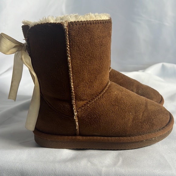 Girls Ugg like boot with bow detail size 1 - Picture 5 of 12